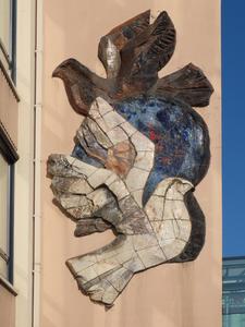850965 Afbeelding van het mozaïek van keramiek en glas, voorstellende twee duiven, op een zijwand bij de entree van het ...